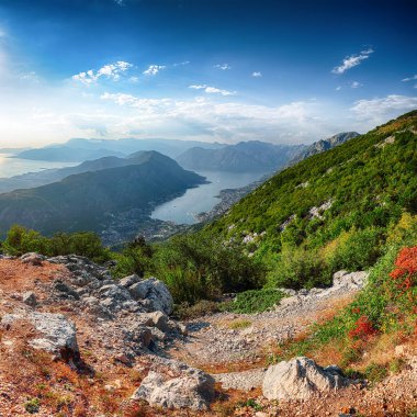 Karadağ 'daki Kotor Körfezi manzarası çok güzel. Dağların, denizin ve Kotor şehrinin havadan görünüşü. Konum: Kotor Körfezi, Karadağ, Avrupa