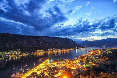 Lovcen Dağı 'nın tepesinden Kotor Körfezi ve Old Town' un hava akşam manzarası. Konum: Kotor Körfezi, Karadağ, Avrupa