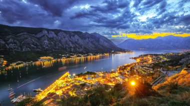 Lovcen Dağı 'nın tepesinden Kotor Körfezi ve Old Town' un hava akşam manzarası. Konum: Kotor Körfezi, Karadağ, Avrupa