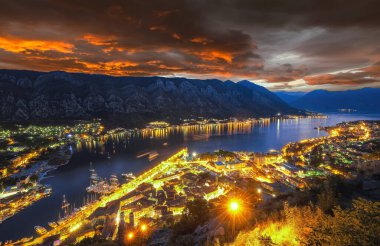 Lovcen Dağı 'nın tepesinden Kotor Körfezi ve Old Town' un hava akşam manzarası. Konum: Kotor Körfezi, Karadağ, Avrupa