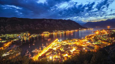 Lovcen Dağı 'nın tepesinden Kotor Körfezi ve Old Town' un hava akşam manzarası. Konum: Kotor Körfezi, Karadağ, Avrupa