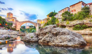 Mostar Köprüsü, evler ve minarelerle gün batımında Mostar 'ın muhteşem Skyline' ı. Konum: Mostar, Old Town, Bosna-Hersek, Avrupa