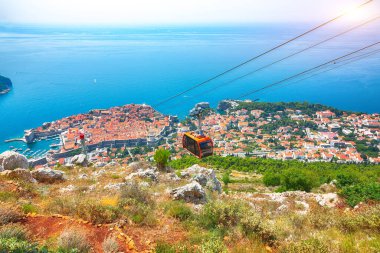 Güneşli bir günde Srd dağında ünlü Cable Car ile eski Dubrovnik kasabasının hava panoramik manzarası. Konum: Dubrovnik, Dalmaçya, Hırvatistan, Avrupa