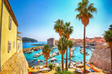 Tarihi Dubrovnik şehrinin eski limanı. Körfezde turkuaz sularda bir sürü tekne var. Konum: Dubrovnik, Dalmaçya, Hırvatistan, Avrupa