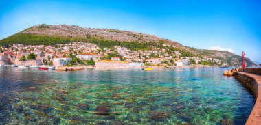Tarihi Dubrovnik şehrinin eski limanı. Körfezde turkuaz sularda bir sürü tekne var. Konum: Dubrovnik, Dalmaçya, Hırvatistan, Avrupa