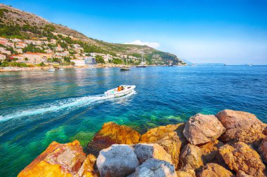 Dubrovic şehrinin Adriyatik sahil manzarası harika. Körfezde turkuaz sularda bir sürü tekne var. Konum: Dubrovnik, Dalmaçya, Hırvatistan, Avrupa