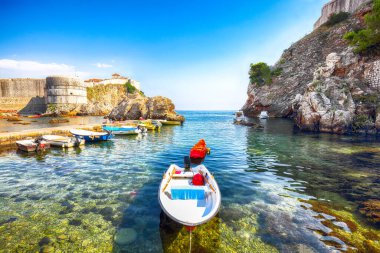 Güneşli bir günde Bokar Kalesi ve Lovrijenac Kalesi 'nin ünlü tatil beldesi Dubrovnik' e bakın. Konum: Dubrovnik, Dalmaçya, Hırvatistan, Avrupa