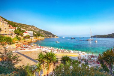 Dubrovnik 'teki Banje plajı ve Lokrum adasının muhteşem manzarası. Konum: Dubrovnik, Dalmaçya, Hırvatistan, Avrupa