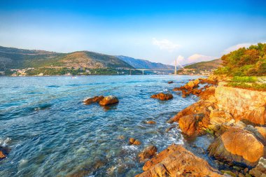 Gün batımında Franjo Tudjman köprüsünün manzarası ve Dubrovnik 'in kayalık kıyıları. Konum: Dubrovnik, Dalmaçya, Hırvatistan, Avrupa