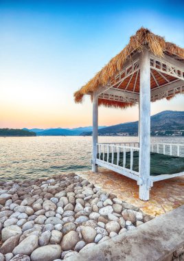Dubrovnik 'te gün batımında Copacabana sahilindeki gölgeliklere ve tentelere çarptık. Konum: Dubrovnik, Dalmaçya, Hırvatistan, Avrupa