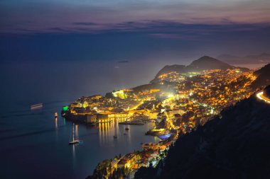 Akşam alacakaranlıkta eski Dubrovnik kasabasının hava panoramik manzarası. Konum: Dubrovnik, Dalmaçya, Hırvatistan, Avrupa