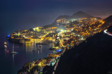 Akşam alacakaranlıkta eski Dubrovnik kasabasının hava panoramik manzarası. Konum: Dubrovnik, Dalmaçya, Hırvatistan, Avrupa