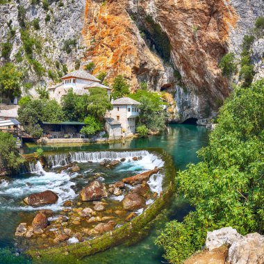 Blagaj kasabasındaki Buna Nehri pınarındaki Derviş manastırı ya da tekke. Konum: Blagaj, Mostar havzası, Hersek-Neretva Kantonu, Bosna-Hersek, Avrupa