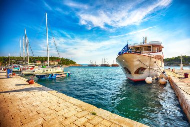 Ünlü Adriyatik tatil beldesi Makarska. Pahalı limanları ve turistik tekneleri var. Konum: Makarska riviera, Dalmaçya, Hırvatistan ve Avrupa