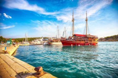 Ünlü Adriyatik tatil beldesi Makarska. Pahalı limanları ve turistik tekneleri var. Konum: Makarska riviera, Dalmaçya, Hırvatistan ve Avrupa