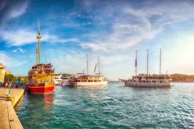 Ünlü Adriyatik tatil beldesi Makarska. Pahalı limanları ve turistik tekneleri var. Konum: Makarska riviera, Dalmaçya, Hırvatistan ve Avrupa
