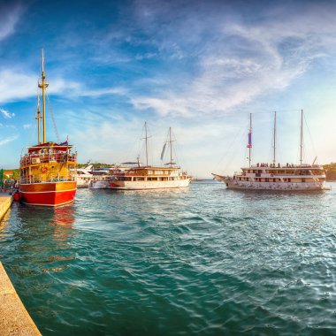Ünlü Adriyatik tatil beldesi Makarska. Pahalı limanları ve turistik tekneleri var. Konum: Makarska riviera, Dalmaçya, Hırvatistan ve Avrupa