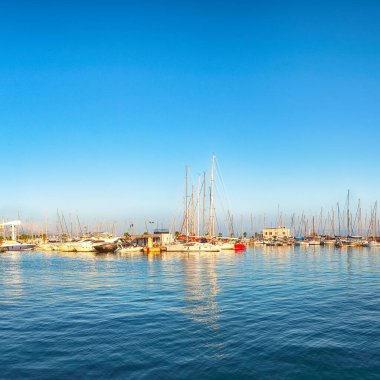 Split Limanı 'ndaki renkli tekne ve yatların panoramik görüntüsü. Konum: Bölünme, Dalmaçya, Hırvatistan, Avrupa