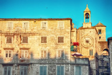 Split 'teki Diocletian sarayının batı duvarındaki kuledeki şehir saati. Konum: Bölünme, Dalmaçya, Hırvatistan, Avrupa