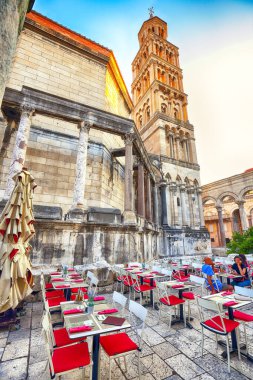 Tarihi Split 'in merkezinde İmparator Diocletian için inşa edilen ünlü Diocletian Sarayı. Konum: Bölünme, Dalmaçya, Hırvatistan, Avrupa