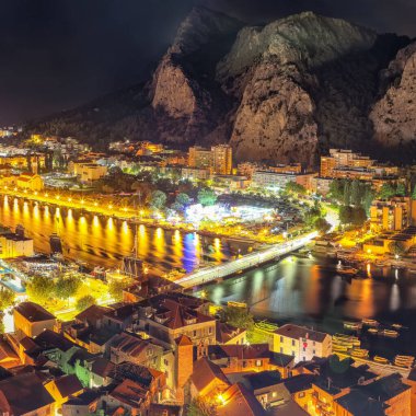 Eski Şehir Omis 'in, Cetina Nehri' nin ve geceleri dağların muhteşem panoramik manzarası. Konum: Omis, Dalmaçya, Hırvatistan, Avrupa