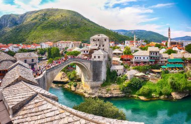 Mostar Köprüsü, evler ve minareler ile güneşli bir günde Mostar 'ın muhteşem Skyline' ı. Konum: Mostar, Old Town, Bosna-Hersek, Avrupa