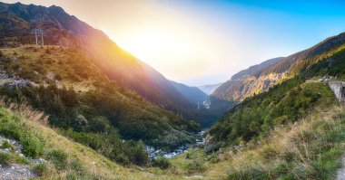 Romanya dağlarındaki Transfagarash karayolu ve vadisi manzarası. Avrupa 'nın en güzel yolu. Konum: Karpat dağları, Fagaras sırtı, Romanya ve Avrupa.