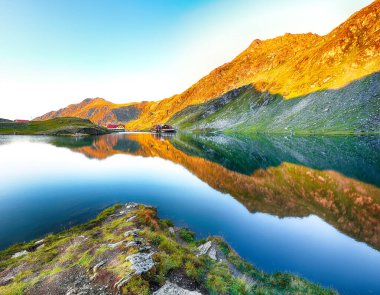 Transfagarasan yolunun yakınındaki Balea Buzul Gölü 'nün muhteşem günbatımı manzarası. Konum: Ridge Fagaras, Sibiu County, Romanya, Avrupa