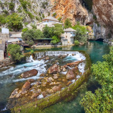Blagaj kasabasındaki Buna Nehri pınarındaki Derviş manastırı ya da tekke. Konum: Blagaj, Mostar havzası, Hersek-Neretva Kantonu, Bosna-Hersek, Avrupa