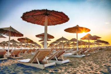 Ulcinj 'deki Great Beach' in (Velika Plaza) bir parçası olan Copacabana plajındaki güneş şemsiyeleri ve şezlonglar. Konum: Ulcinj, Karadağ, Balkanlar, Avrupa