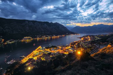Lovcen Dağı 'nın tepesinden Kotor Körfezi ve Old Town' un hava akşam manzarası. Konum: Kotor Körfezi, Karadağ, Avrupa