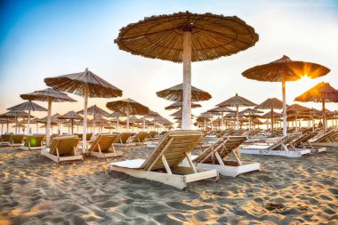 Ulcinj 'deki Great Beach' in (Velika Plaza) bir parçası olan Copacabana plajındaki güneş şemsiyeleri ve şezlonglar. Konum: Ulcinj, Karadağ, Balkanlar, Avrupa