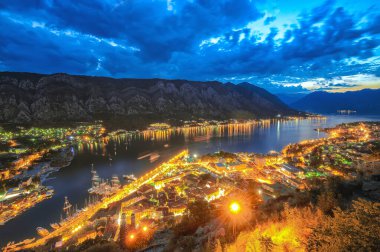 Lovcen Dağı 'nın tepesinden Kotor Körfezi ve Old Town' un hava akşam manzarası. Konum: Kotor Körfezi, Karadağ, Avrupa