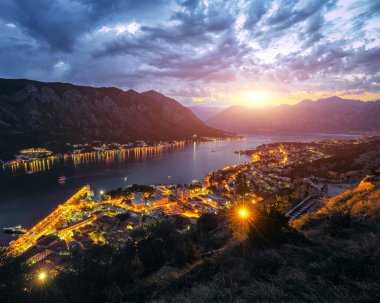 Lovcen Dağı 'nın tepesinden Kotor Körfezi ve Old Town' un hava akşam manzarası. Konum: Kotor Körfezi, Karadağ, Avrupa