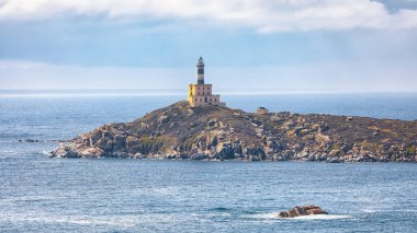 Capo Carbonara deniz fenerinin turkuaz suyla muhteşem manzarası. Konum: Villasimius, Cagliari bölgesi, Sardunya, İtalya, Avrupa