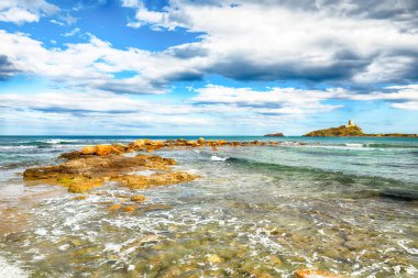 Nora arkeoloji sahasındaki Aziz Efisio deniz fenerinin antik İspanyol kulesi. Konum: Nora, Pula, Sardinya, İtalya Avrupa