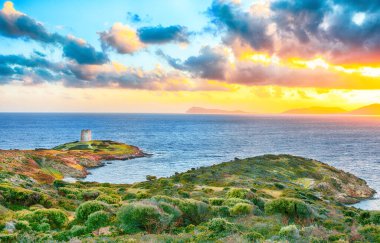 Piscinni Körfezi 'nin panoramik manzarası turkuaz deniz ve Piscinni' nin ünlü sahil kulesi. Güzel Akdeniz deniz manzarası. Konum: Teulada, Sardunya, İtalya Avrupa
