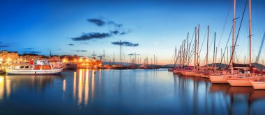 Alghero Körfezi 'ndeki Alghero Marina yat limanının gece görüşü. Konum: Alghero, Sassari ili, İtalya, Avrupa