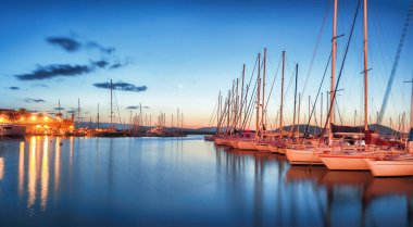 Alghero Körfezi 'ndeki Alghero Marina yat limanının gece görüşü. Konum: Alghero, Sassari ili, İtalya, Avrupa