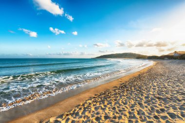 Güzel Chia Körfezi manzarası ve Torre di Chia Kulesi yakınlarında harika bir plaj. Konum: Chia, Sardinya, İtalya Avrupa