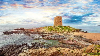 Orosei Körfezi 'ndeki Bari Sardo Kulesi' nin muhteşem günbatımı manzarası. Konum: Bari sardo, Ogliastra ili, Sardinya, İtalya, Avrupa