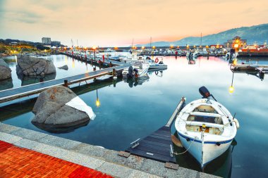 Villasimius 'un Güzel Marina' sındaki teknelerin muhteşem günbatımı manzarası. Konum: Villasimius, Cagliari ili, Sardinya, İtalya, Avrupa