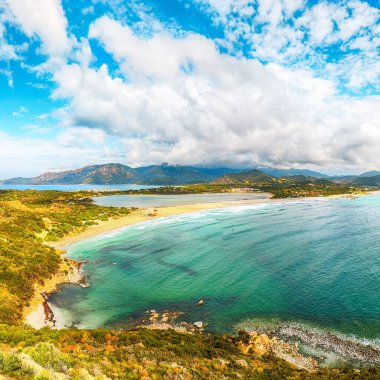 Porto Giunco Gölü 'nün turkuaz suyu ve eski kuleyle muhteşem bir manzarası var. Konum: Villasimius, Cagliari bölgesi, Sardunya, İtalya, Avrupa