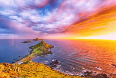 Popüler turizm beldesi Torra di a Parata üzerinde gün batımı Ceneviz Kulesi ve arka planda Sanguinaires Adaları 'ndan Archipelago. Konum: Corse-du-Sud, Ajaccio komünü, Korsika, Fransa, Avrupa