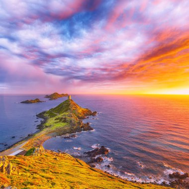 Popüler turizm beldesi Torra di a Parata üzerinde gün batımı Ceneviz Kulesi ve arka planda Sanguinaires Adaları 'ndan Archipelago. Konum: Corse-du-Sud, Ajaccio komünü, Korsika, Fransa, Avrupa