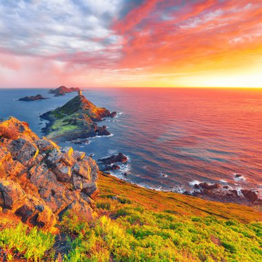 Popüler turizm beldesi Torra di a Parata üzerinde gün batımı Ceneviz Kulesi ve arka planda Sanguinaires Adaları 'ndan Archipelago. Konum: Corse-du-Sud, Ajaccio komünü, Korsika, Fransa, Avrupa