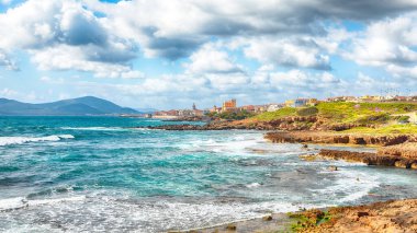Sabahları Alghero şehrinin muhteşem ilkbahar manzarası. Fantastik Akdeniz manzarası. Konum: Alghero, Sassari ili, İtalya, Avrupa