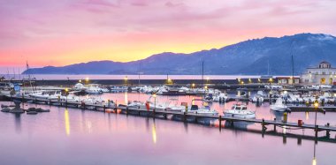 Villasimius 'un Güzel Marina' sındaki teknelerin muhteşem günbatımı manzarası. Konum: Villasimius, Cagliari ili, Sardinya, İtalya, Avrupa