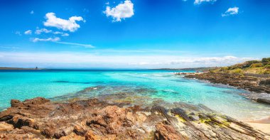 Ünlü La Pelosa plajı ve Torre della Pelosa yakınlarındaki kayalık sahilin göz kamaştırıcı sabah manzarası. Konum: Stintino, Sassari ili, İtalya, Avrupa