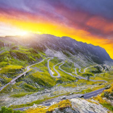 Romanya dağlarındaki Transfagarash karayolu ve vadisi manzarası. Avrupa 'nın en güzel yolu. Konum: Karpat dağları, Fagaras sırtı, Romanya ve Avrupa.